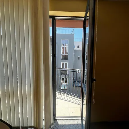 Adeti מלון נסבר