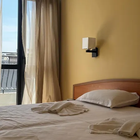 Adeti מלון נסבר