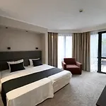 Hotel Adeti 2*