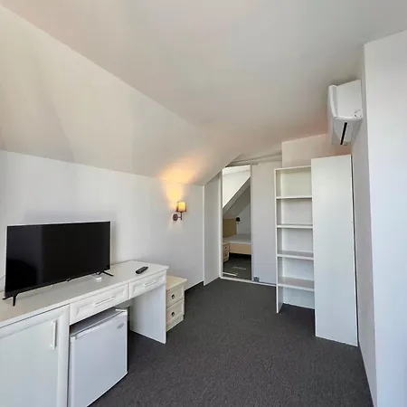 Adeti Hotel