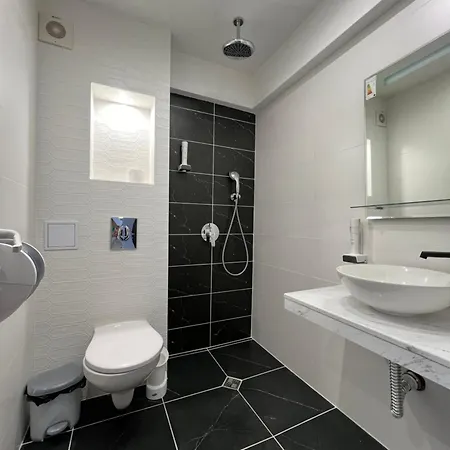 Hotel Adeti 2*