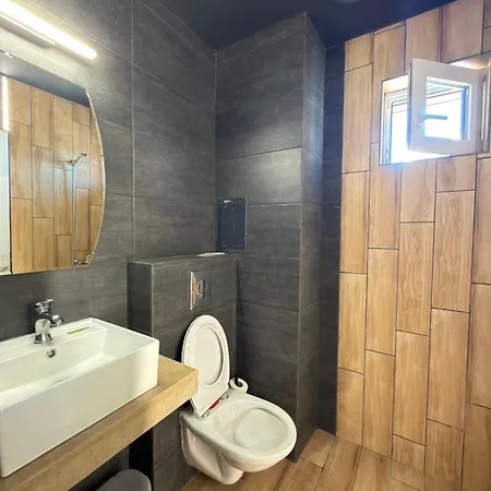 Hotel Adeti 2*